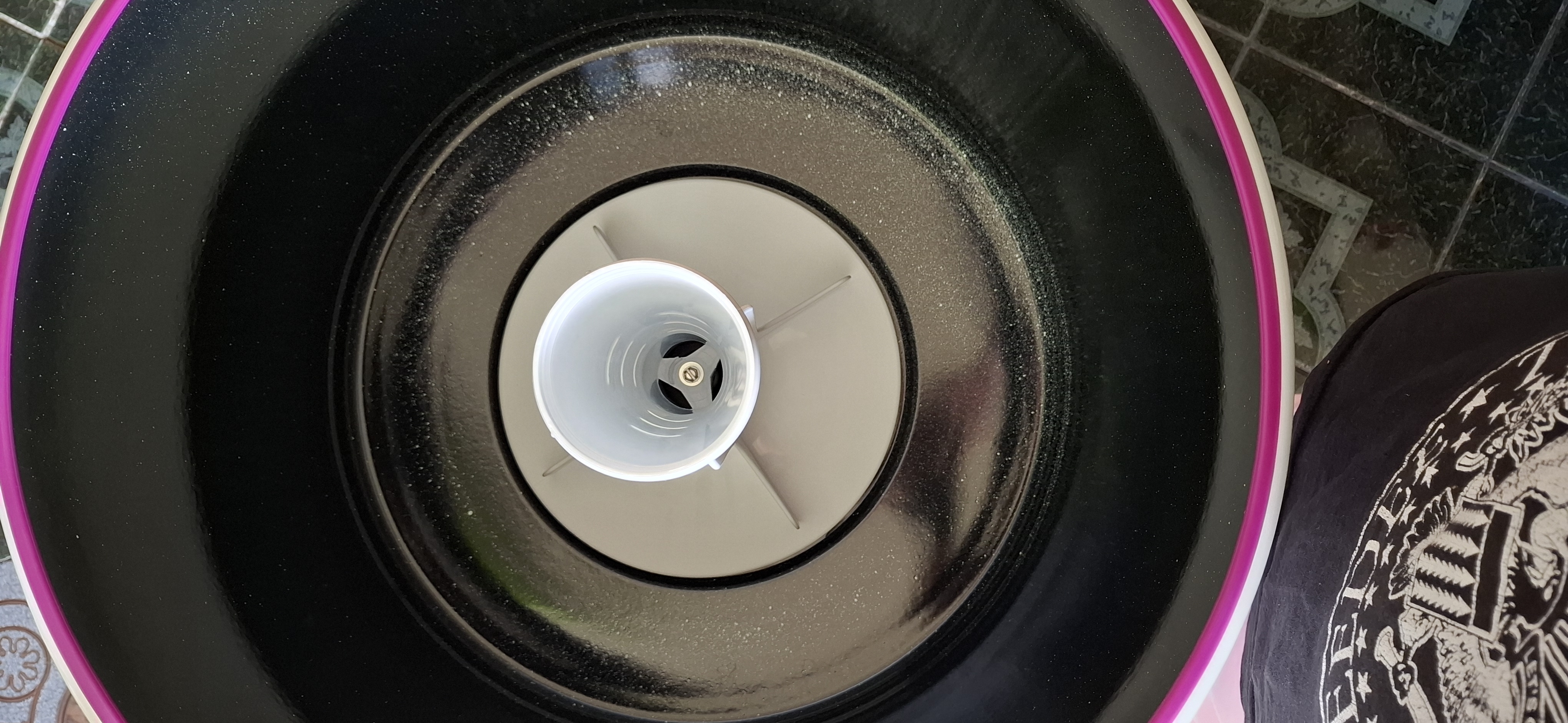 Imágenes 1: Me habían comentado de cubyerpuerta que el agujero del desagüe lo tenía al costado del agitador y no es así, ya recibí la lavadora y me llevé la sorpresa que la lavadora rosa de 15 kg el desagüe lo tiene debajo del agitador, yo buscaba que lo tuviera aun costado y resultó que no es así, afortunadamente el producto está en buenas condiciones, pero de haber sabido mejor hubiera escogido la gris de la misma capacidad porque me gustaba mas ese color pero escogí la rosa por el desagüe.