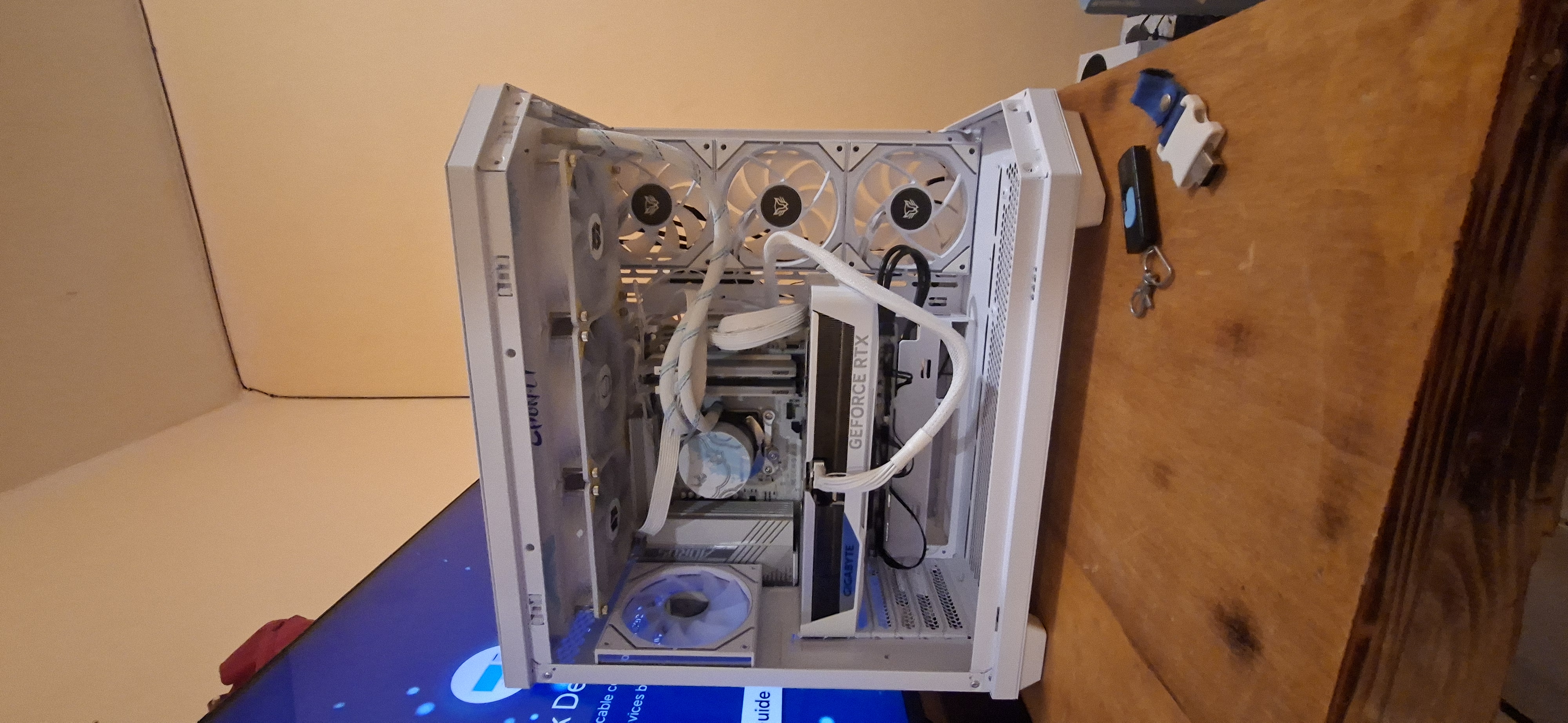 Imágenes 1: Ya lo recibí, al parecer si trae un hub, me incluyó un ARGB hub SATA magnetico en el case que soporta los ventiladores del case(4) y tiene 10 espacios en total, se conecta al boton de reset para alternar las luces y gracias al hub me permite guardar la memoria del ARGB, súper buena compra!